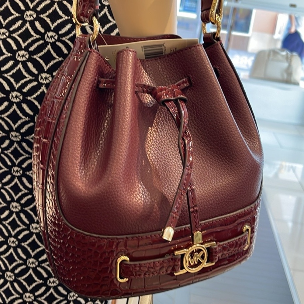 MICHAEL KORS 
Reed Medium Pebbled Leather Belted Bucket Messenger Satchel Crossb